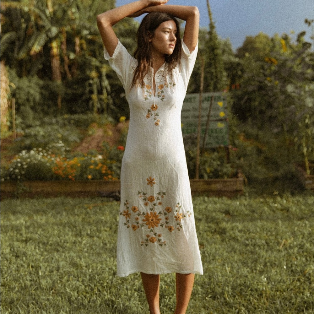 Chic White Floral Midi Dress